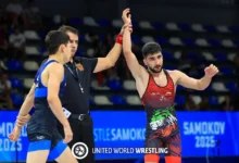 پیام احمدی در حال بالا بردن مدال طلای کشتی فرنگی جوانان جهان ۲۰۲۵ در ساموکوو، بلغارستان