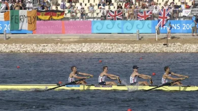 قایقرانان در حال پاروزنی در مسابقات روئینگ