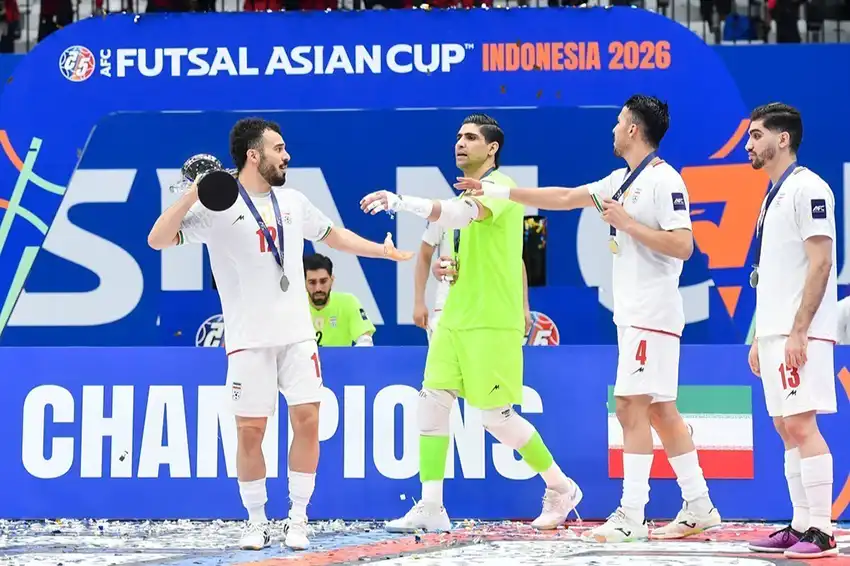 بازیکنان تیم ملی فوتسال ایران با جام قهرمانی آسیا در جاکارتا