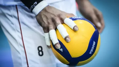 تیم‌های مقدم قزوین در حال جشن صعود به نیمه‌نهایی لیگ دسته یک والیبال