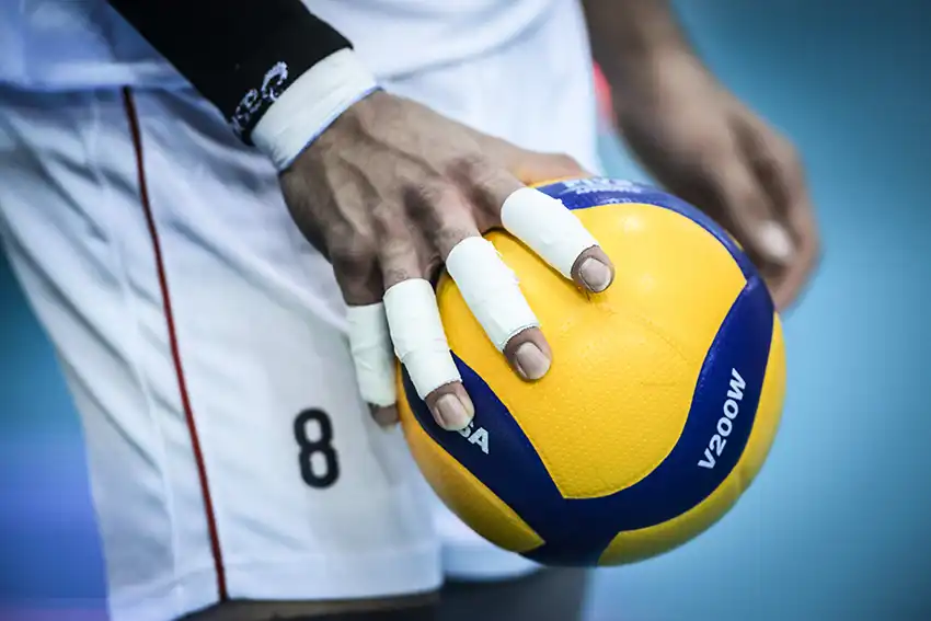 تیم‌های مقدم قزوین در حال جشن صعود به نیمه‌نهایی لیگ دسته یک والیبال