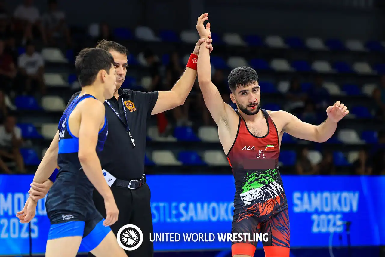 پیام احمدی در حال بالا بردن مدال طلای کشتی فرنگی جوانان جهان ۲۰۲۵ در ساموکوو، بلغارستان