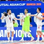 بازیکنان تیم ملی فوتسال ایران با جام قهرمانی آسیا در جاکارتا