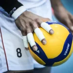 تیمهای مقدم قزوین در حال جشن صعود به نیمهنهایی لیگ دسته یک والیبال