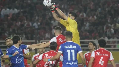 تقابل بازیکنان استقلال و پرسپولیس در دربی ۱۰۷