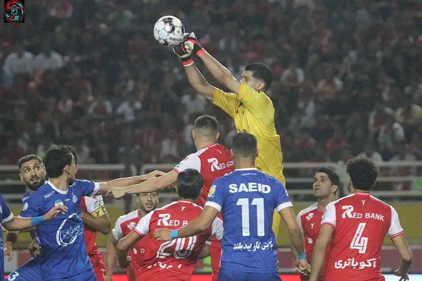 تقابل بازیکنان استقلال و پرسپولیس در دربی ۱۰۷