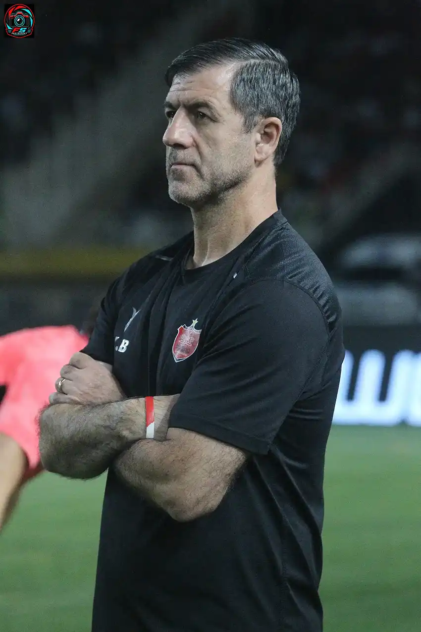 تقابل بازیکنان استقلال و پرسپولیس در دربی ۱۰۷